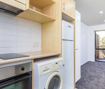 Partly furnished one bedroom apartment in central city - Photo 2