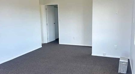 Newly renovated 3BR Home in Kelson - Photo 3