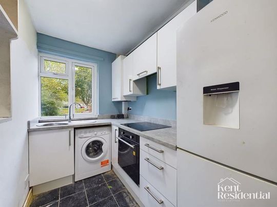 1 bed flat to rent in Sir Evelyn Road, Rochester, ME1 - Photo 1