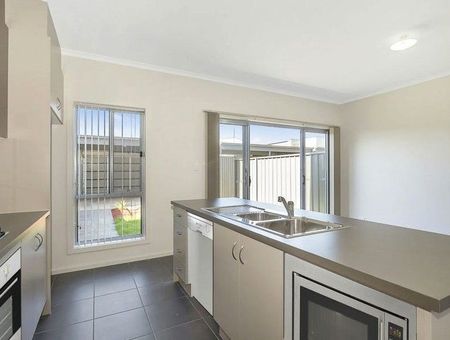 Modern 3-Bedroom Townhouse in the Heart of Largs North - Photo 4