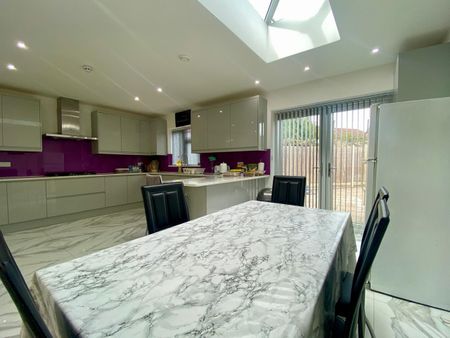 5 Bed Semi-Detached House, Fairmead Road, CR0 - Photo 2