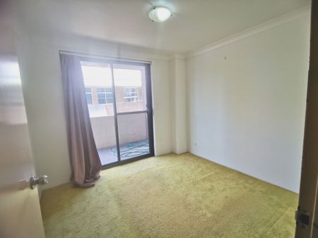 2-Bedroom Apartment with Large Balcony & New Flooring – Prime Rockdale Location - Photo 3