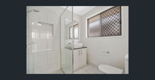 MULTI - LIVING, FAMILY HOME, WALK TO SCHOOL! - Photo 1