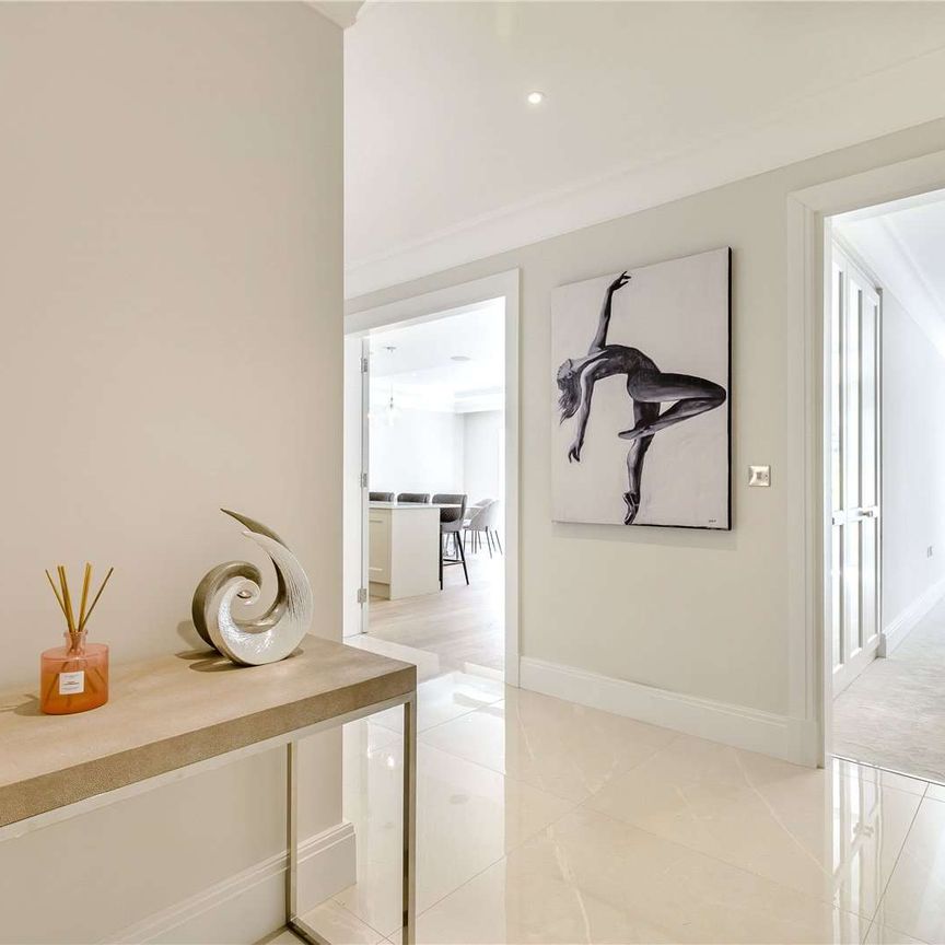 An exquisite two bedroom apartment situated on the ground floor of a unique boutique development, located not far from Sunningdale's station and shops. - Photo 1