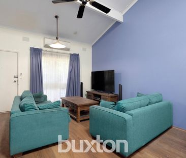 Stylish Renovated Villa in Private, Poolside Complex - Photo 3