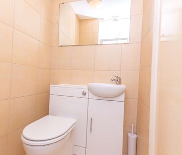 Five-Bedroom Shared House Near Heathrow! Room 3 - Photo 5