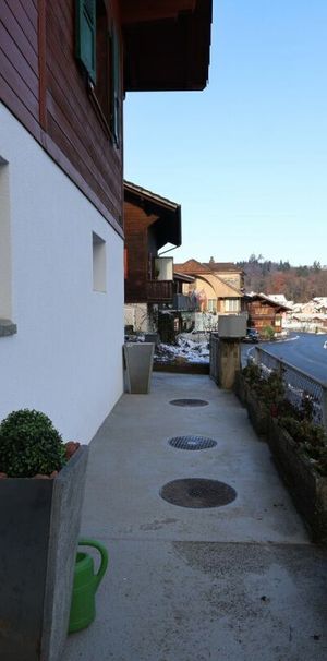 Newly renovated 2.5-room apartment in a single-family house in Spiez - Photo 1