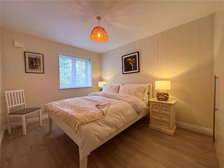 Sullivan Close, Farnborough, GU14 - Photo 5