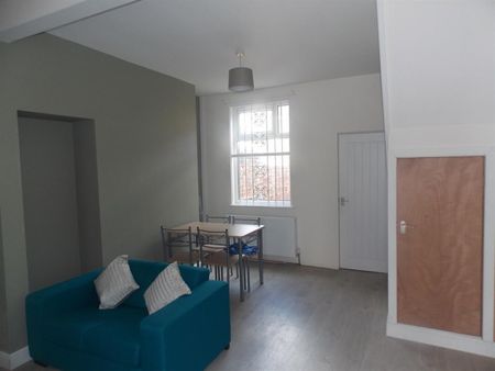 2 bedroom Flat To Let - Photo 2