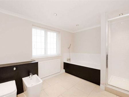 A well presented four bedroom family house tucked away in superb location close to town centre and just under a mile from Sir William Borlase's Grammar School. - Photo 3