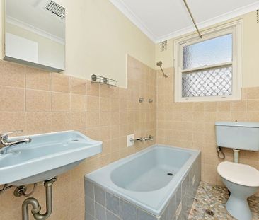 Updated One-Bedroom Apartment In Convenient Location - Photo 4