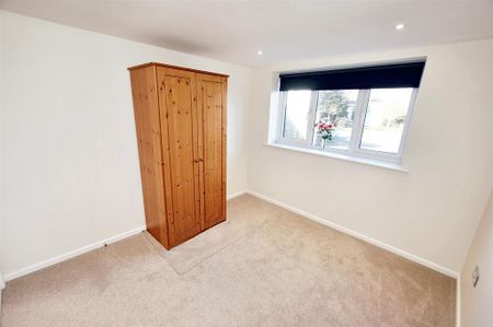 4 bedroom detached house to rent - Photo 2