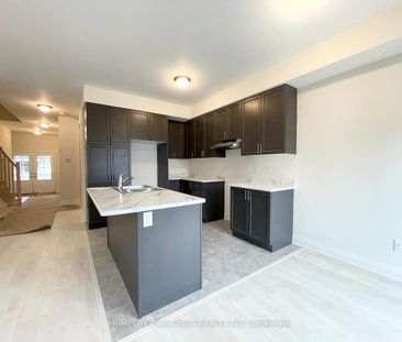 Townhouse For Lease | X8123358 - Photo 4