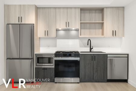 Condo in Port Moody, British Columbia - Photo 2