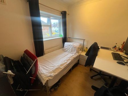 4 bedroom end of terrace house to rent - Photo 5