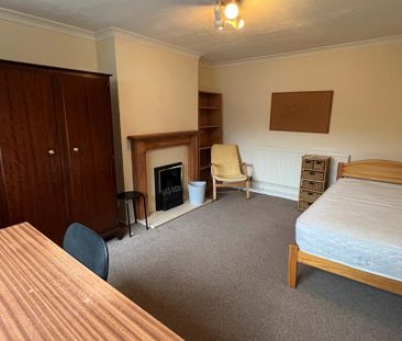 4 bedroom semi-detached house to rent - Photo 3