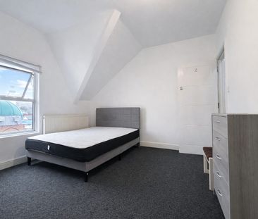 Furnished Double Room To Let - HP11 - Photo 2