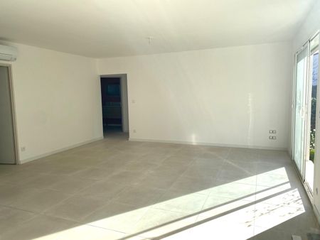 Location Maison 3 pièces 80m² THEZAN DES CORBIERES 11200 - Photo 2