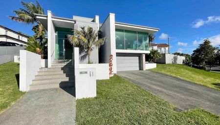 Snapper Rock Retreat with Private Pool - Photo 2