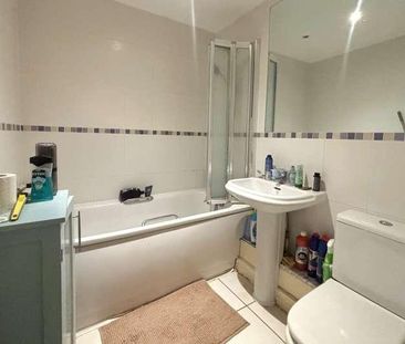 Woking, Surrey, GU21 - Photo 4