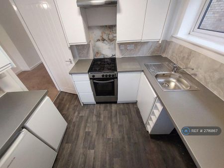 3 bedroom semi-detached house to rent - Photo 5