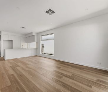 Modern Family Living Near the Coast – Aldinga Beach - Photo 3