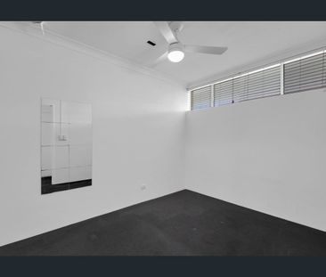 Neat 2 Bedroom Unit in Prime Location - Photo 6