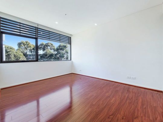 Large Bedroom I Parking Space Included - Photo 1