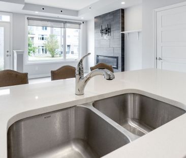 For Lease - 816 Mikinak Road, Manor Park - Cardinal Glen and Area, ... - Photo 1