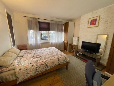 1 bedroom in a house share to rent - Photo 3