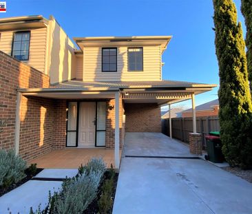 Elegant Family Home in the Heart of Essendon - Photo 6