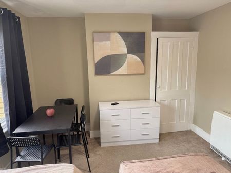 1 Bed Flat, Curzon Street, RG30 - Photo 4