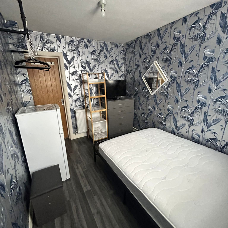 1 bedroom in a house share to rent - Photo 1