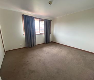 REFRESHED THREE BEDROOM TOWNHOUSE - Photo 6