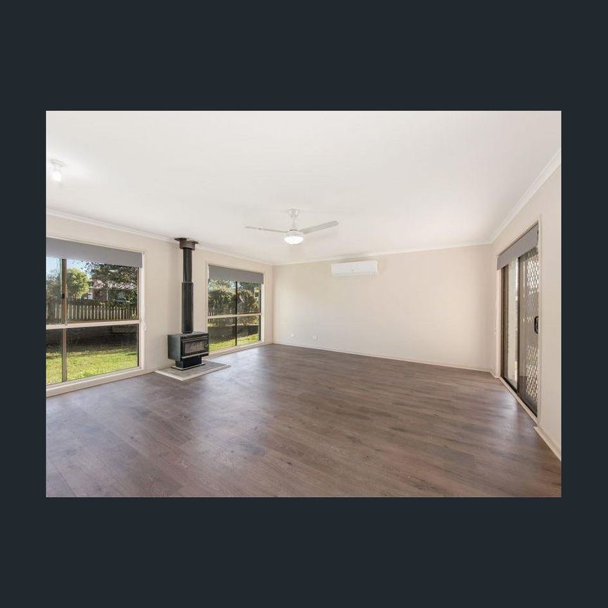 MUST SEE - 3 BEDROOM FAMILY HOME WITH LARGE SHED - Photo 1