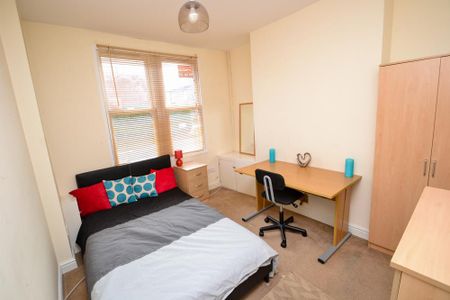 4 bedroom detached house to rent - Photo 3