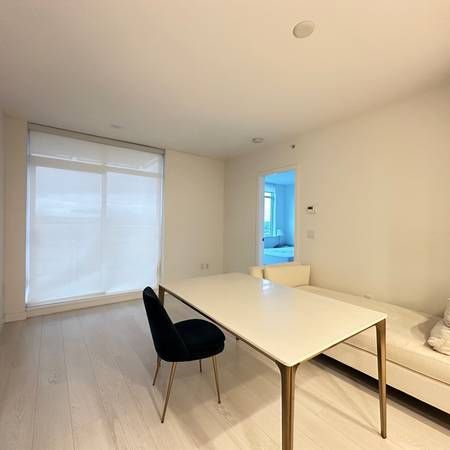 Richmond Lansdowne 2 Bedroom + 1 Den Condo with A/C for rent - Photo 3