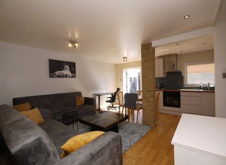 2 Bed End Terrace, St. Michaels Close, E16 - Photo 3