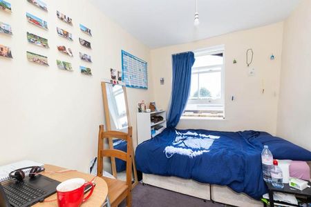 3 bedroom plus lounge located minutes to Caledonian tube station - Photo 4