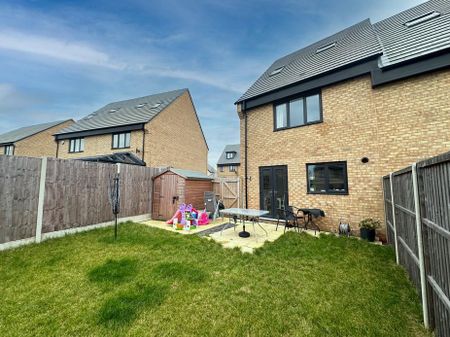 3 bedroom semi-detached house to rent - Photo 3