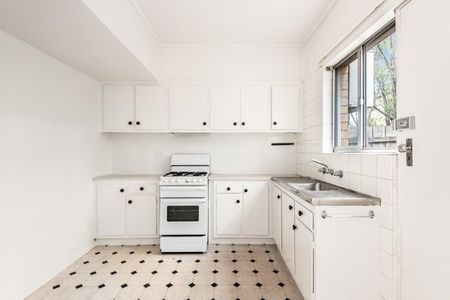 CHARMING UNIT, IN THE HEART OF BRIGHTON - Photo 3