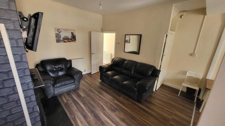 4 bedroom semi-detached house to rent - Photo 5