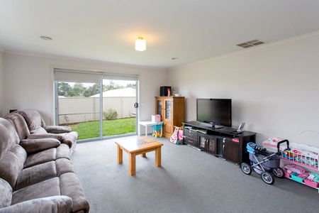 GREAT FAMILY HOME WITH DUCTED HEATING AND COOLING - Photo 2