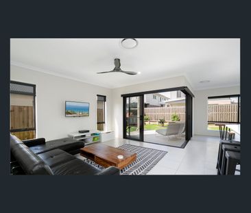Contemporary family living near Moreton Bay with stylish finishes - Photo 4