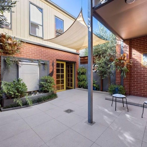 Loads of space and opposite the park! - Photo 1