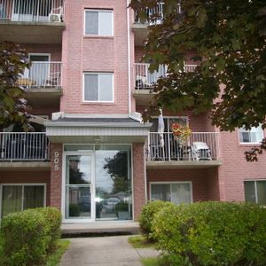 4 1/2 PETIT IMMEUBLE 2 Portes Patio - Photo 2