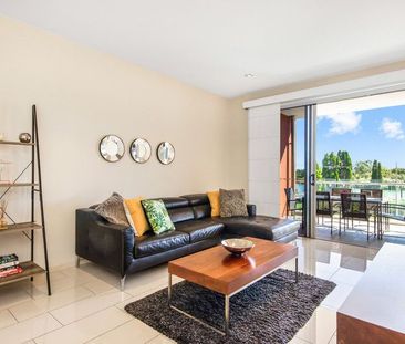 SELF CONTAINED UNIT OVERLOOKING THE GLADSTONE HARBOUR - Photo 1