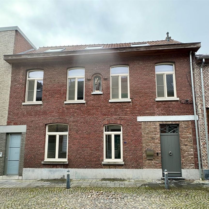 Prachtige, ruime stadswoning met 3 slaapkamers en dakterras gelegen nabij de Markt van Maaseik. - Photo 1