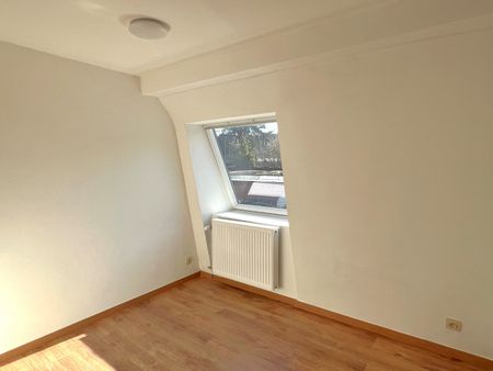 Volledig gerenoveerde woning met 2 slaapkamers en koer. - Photo 2