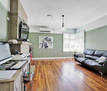 Neat & Comfortable 3-Bedroom Home in Convenient Location - Photo 2